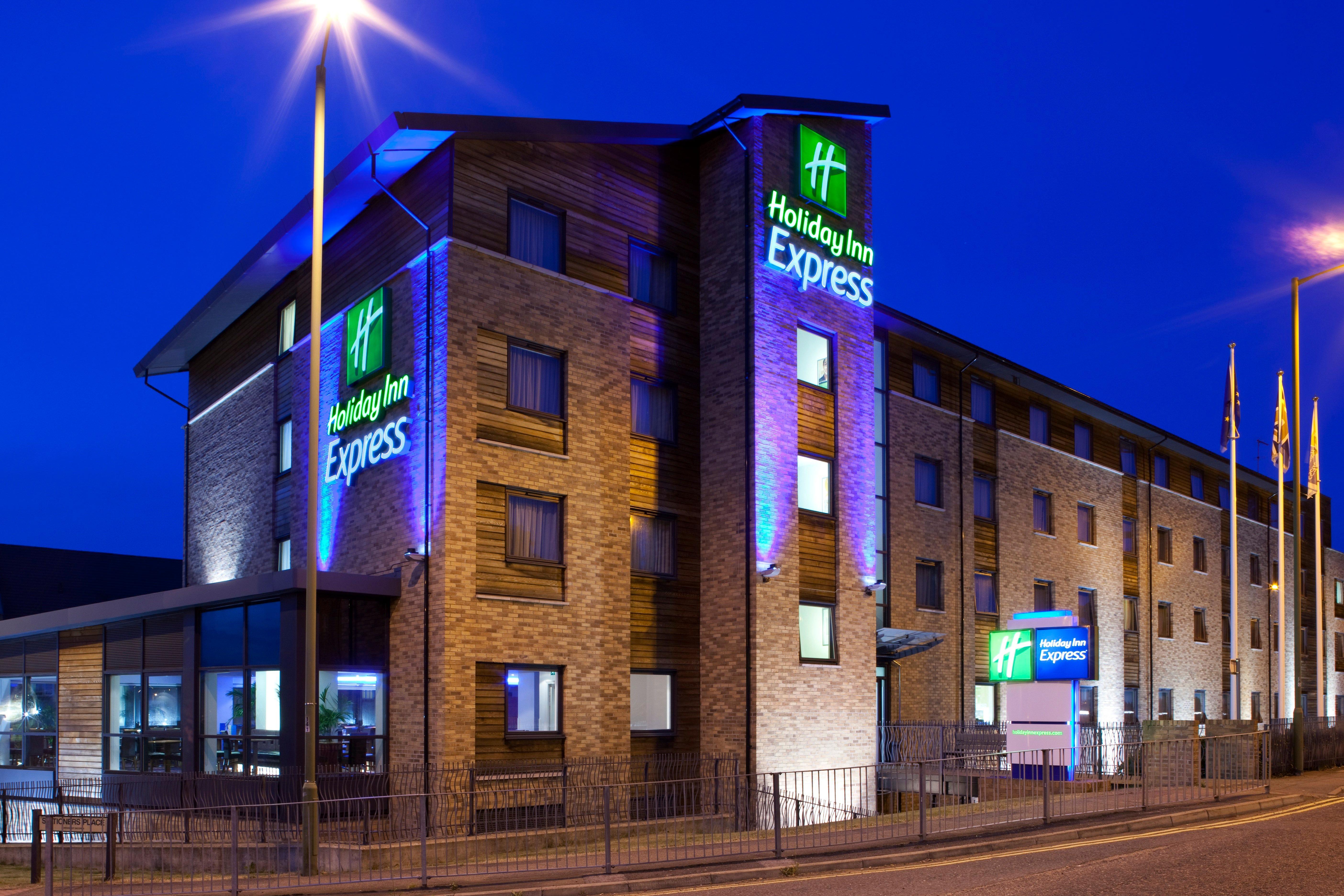 Holiday Inn Express Hemel Hempstead, An Ihg Hotel Exterior foto