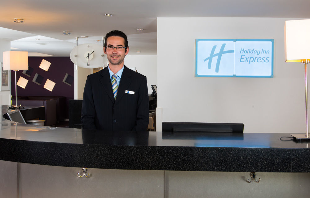 Holiday Inn Express Hemel Hempstead, An Ihg Hotel Exterior foto