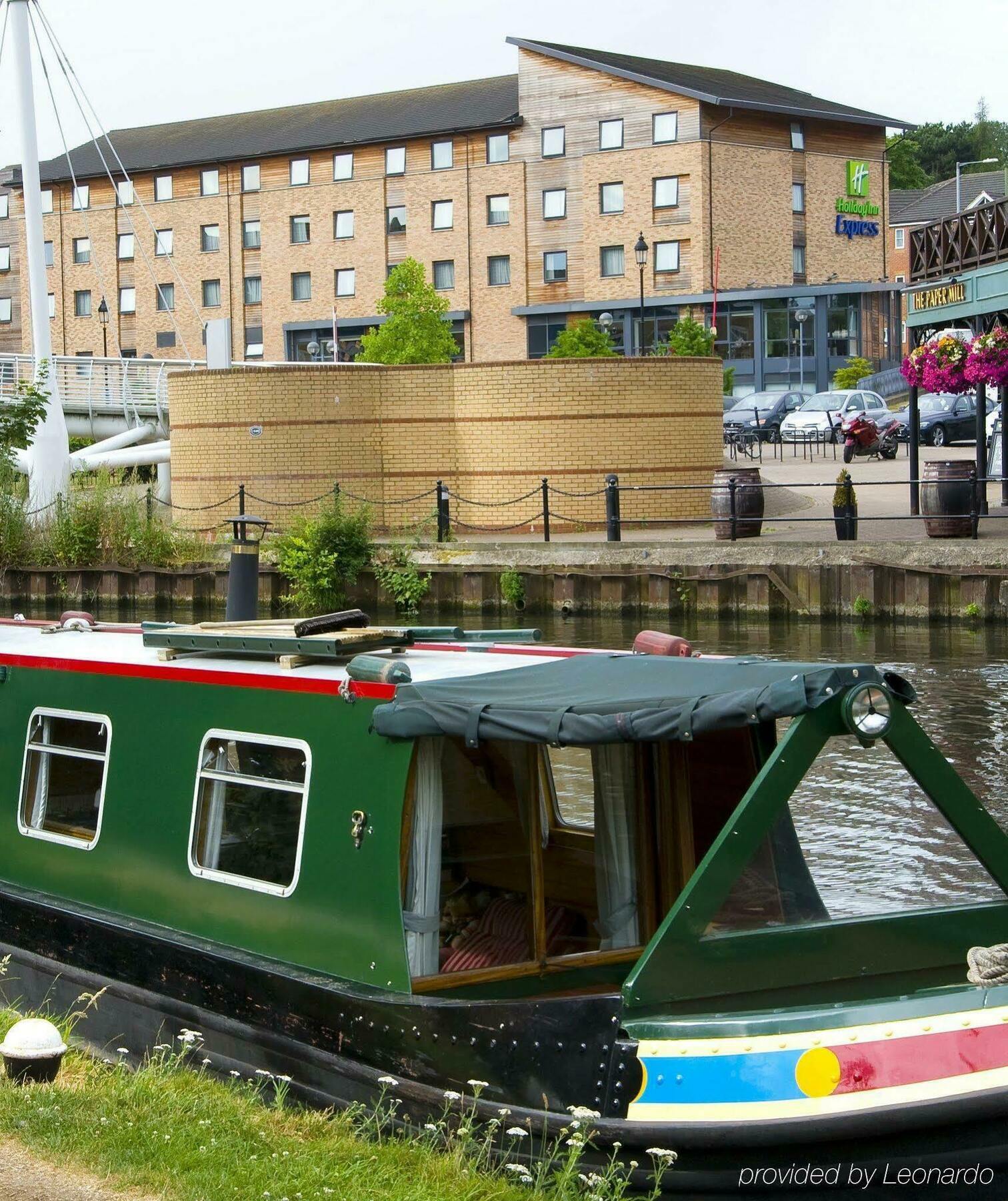 Holiday Inn Express Hemel Hempstead, An Ihg Hotel Exterior foto